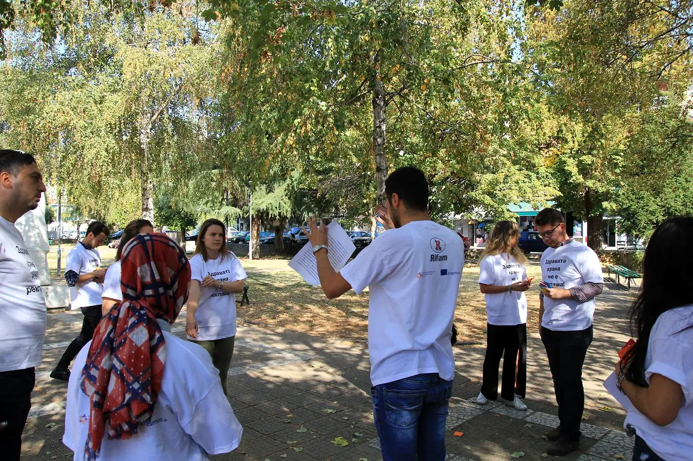 Волонтери на ЕВЕЦ во бели маички од кампањата подготвуваат и делат материјали во парк во Кочани